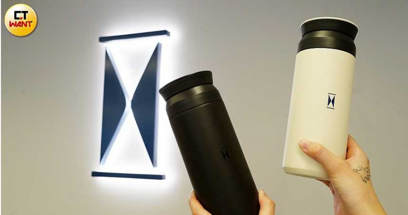 品牌專屬隨行保溫瓶除了原本的白色系，又推出一款「消光黑」（左）選擇，皆為1,300元。